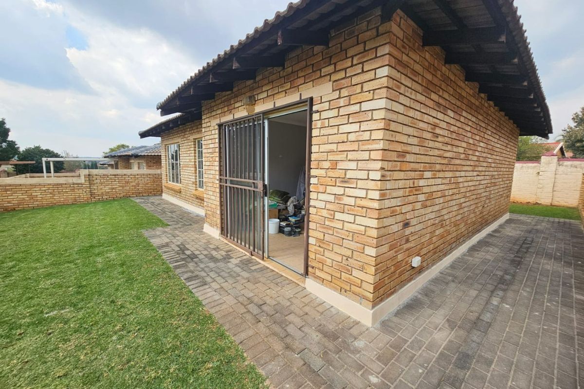 A Beautiful 3 Bedroom 2 Bathroom Simplex for Sale in Heuwelsig Estate  - Photo 4