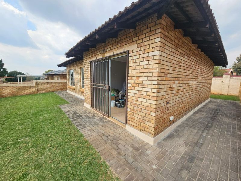A Beautiful 3 Bedroom 2 Bathroom Simplex for Sale in Heuwelsig Estate  - Photo 4