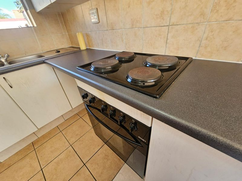 A Beautiful 3 Bedroom 2 Bathroom Simplex for Sale in Heuwelsig Estate  - Photo 3