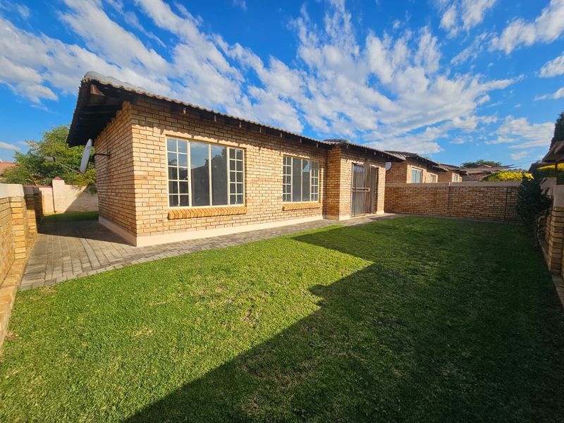 A Beautiful 3 Bedroom 2 Bathroom Simplex for Sale in Heuwelsig Estate  - Photo 1