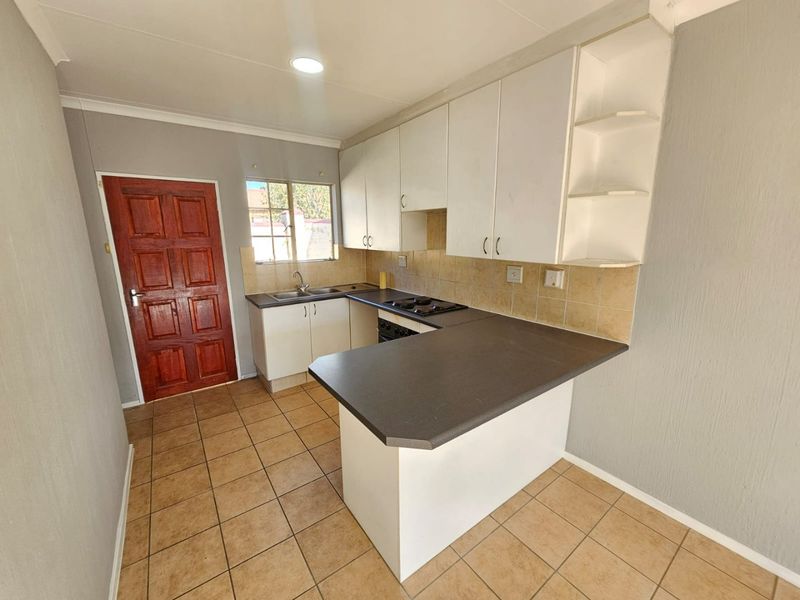 A Beautiful 3 Bedroom 2 Bathroom Simplex for Sale in Heuwelsig Estate  - Photo 4