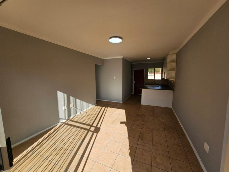 A Beautiful 3 Bedroom 2 Bathroom Simplex for Sale in Heuwelsig Estate  - Photo 10