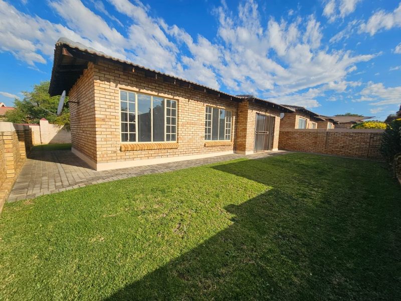 A Beautiful 3 Bedroom 2 Bathroom Simplex for Sale in Heuwelsig Estate  - Photo 9