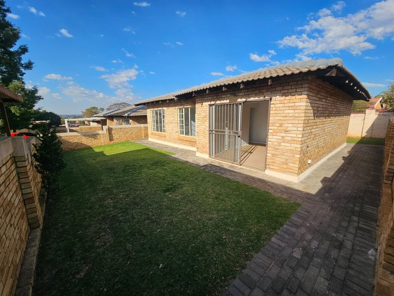 A Beautiful 3 Bedroom 2 Bathroom Simplex for Sale in Heuwelsig Estate  - Photo 8