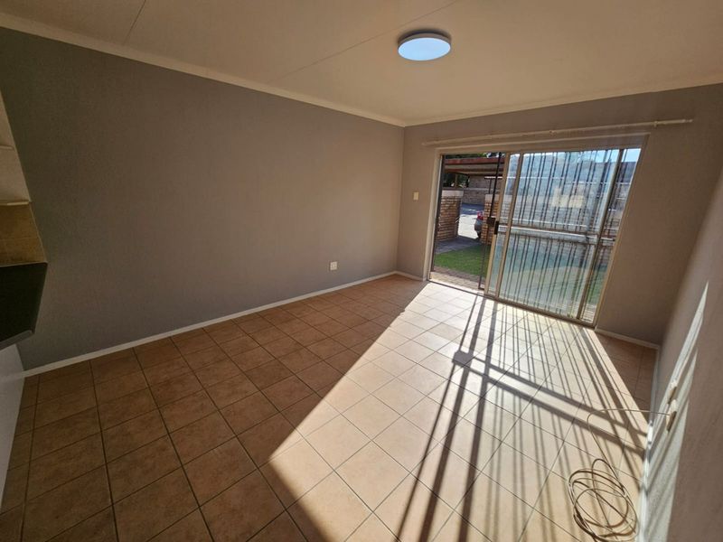 A Beautiful 3 Bedroom 2 Bathroom Simplex for Sale in Heuwelsig Estate  - Photo 6