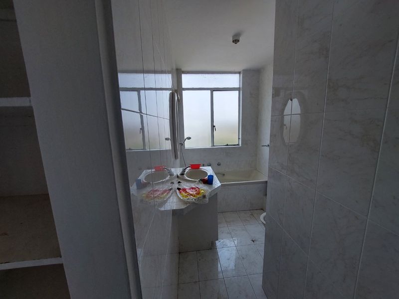 Essenwood 2 bed flat with easy living - Photo 3