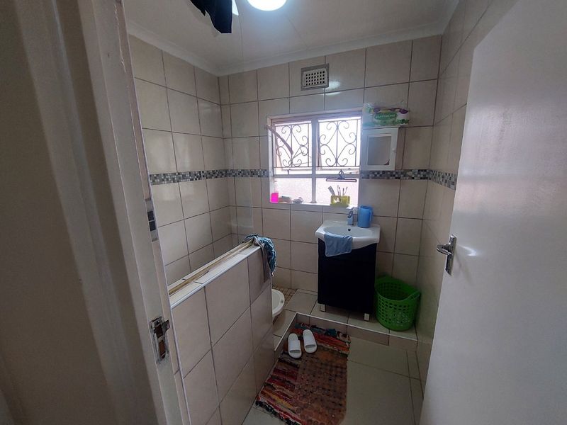 Essenwood 2 bed flat with easy living - Photo 9