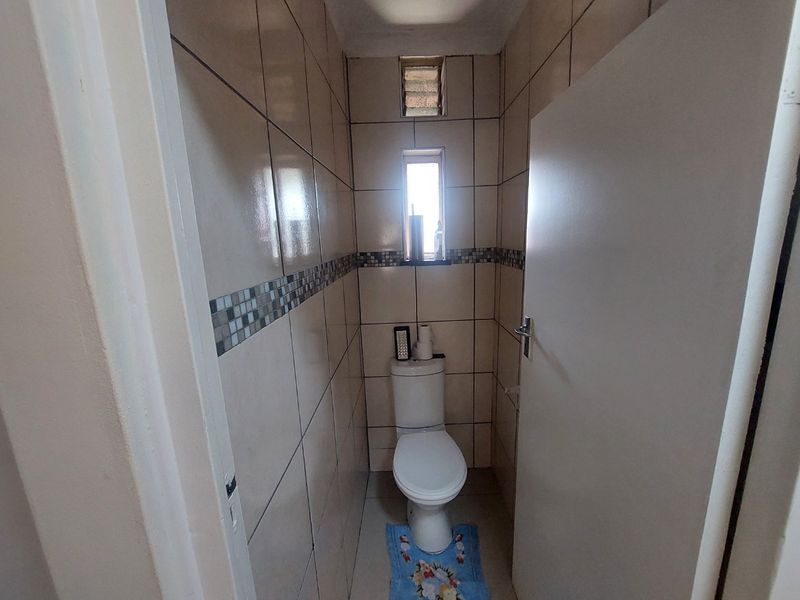 Essenwood 2 bed flat with easy living - Photo 8