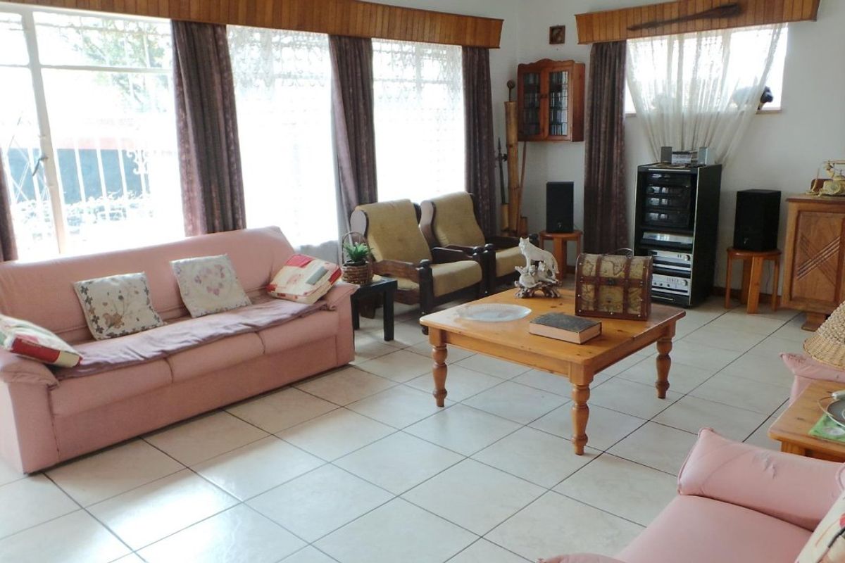 Spacious Family Townhouse with Private Garden & Pet-Friendly Living - Photo 4