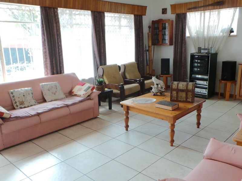 Spacious Family Townhouse with Private Garden & Pet-Friendly Living - Photo 4