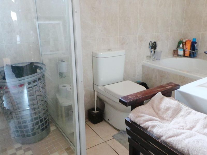 Spacious Family Townhouse with Private Garden & Pet-Friendly Living - Photo 7