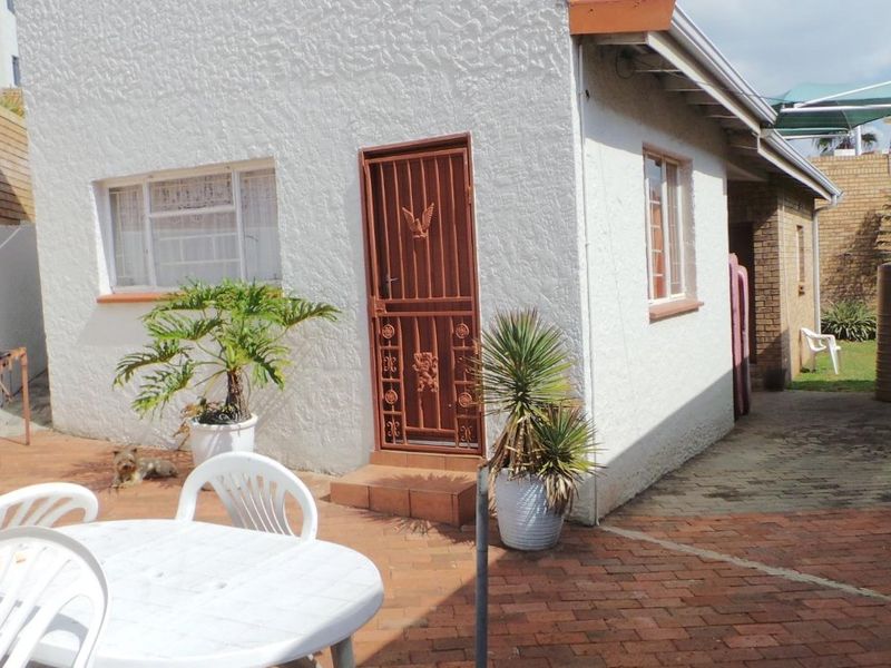 Spacious Family Townhouse with Private Garden & Pet-Friendly Living - Photo 6