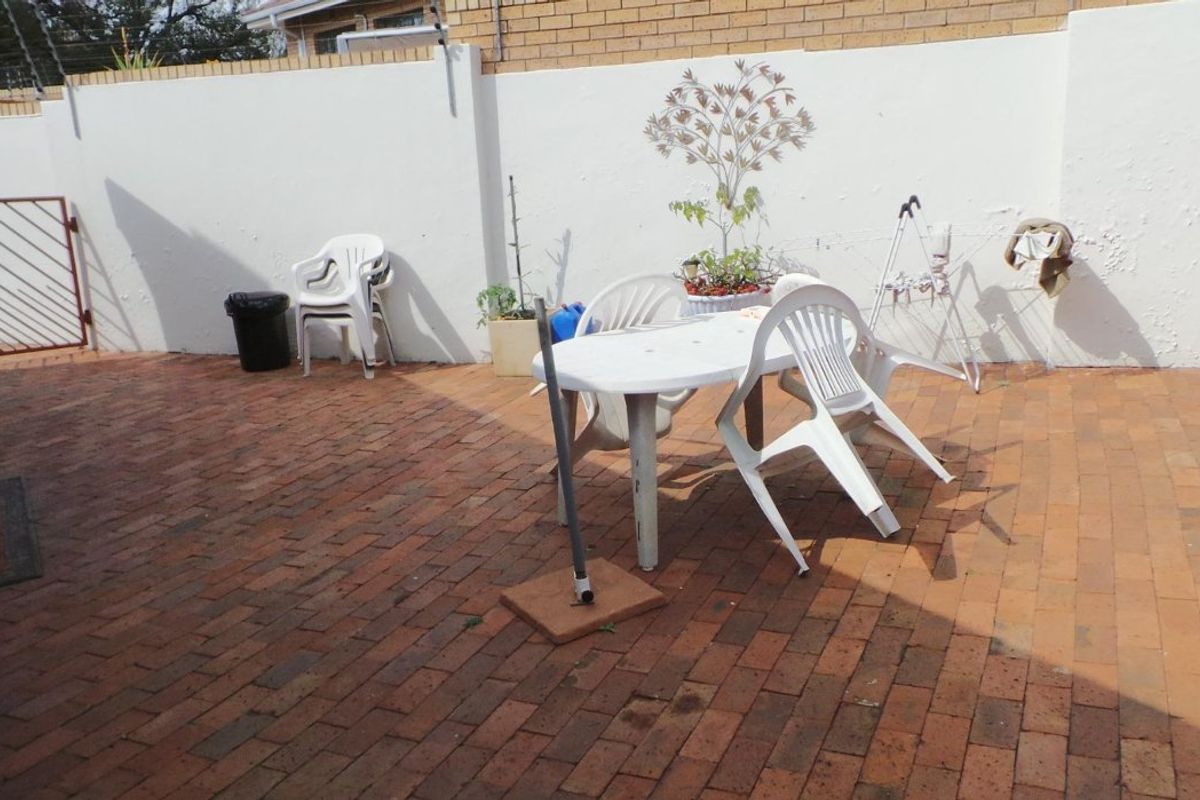 Spacious Family Townhouse with Private Garden & Pet-Friendly Living - Photo 5