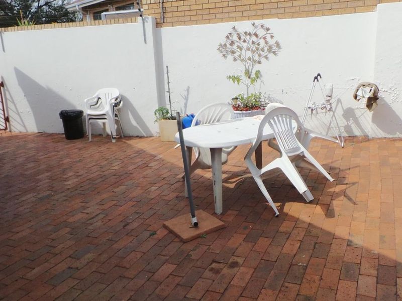 Spacious Family Townhouse with Private Garden & Pet-Friendly Living - Photo 5