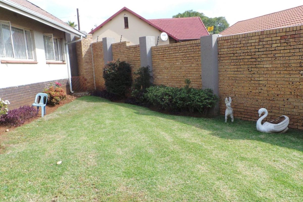 Spacious Family Townhouse with Private Garden & Pet-Friendly Living - Photo 2