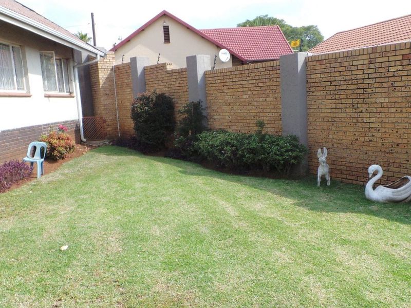 Spacious Family Townhouse with Private Garden & Pet-Friendly Living - Photo 2