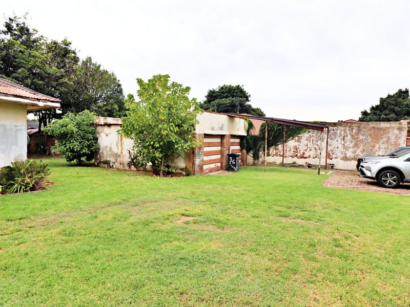 Spacious Family Home on a Large Stand with Endless Potential - Photo 4
