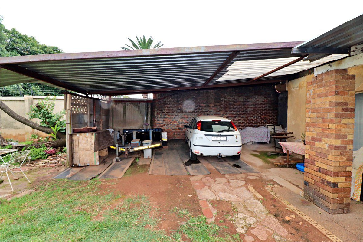 Spacious Family Home on a Large Stand with Endless Potential - Photo 5