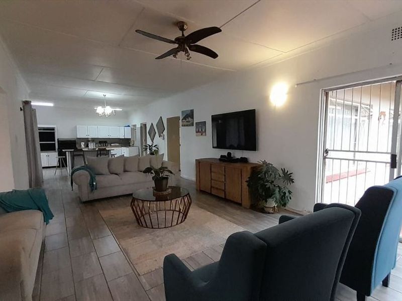 Spacious Family Home with Exceptional Features - Photo 2