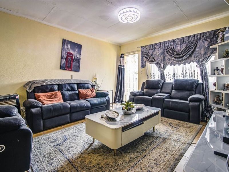 Cozy Family Home with Pool and Garage - Photo 2