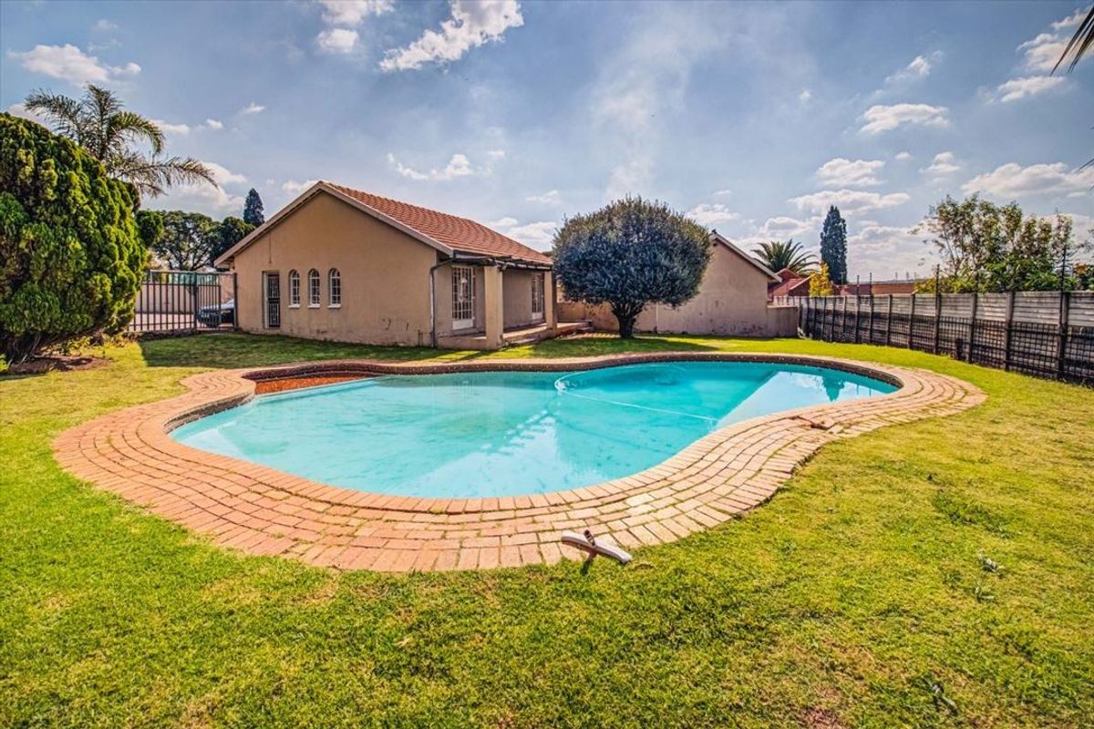 Cozy Family Home with Pool and Garage - Photo 3