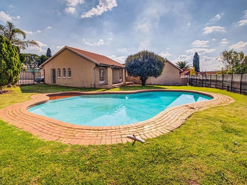 Cozy Family Home with Pool and Garage - Photo 3
