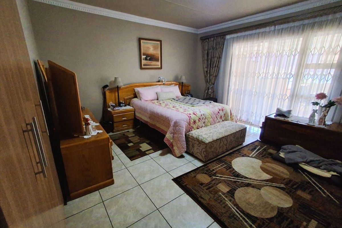 Comfortable Retirement Village Home with Pool - Photo 3