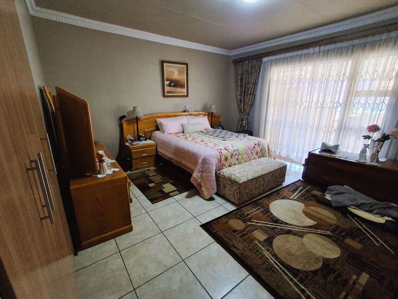 Comfortable Retirement Village Home with Pool - Photo 3