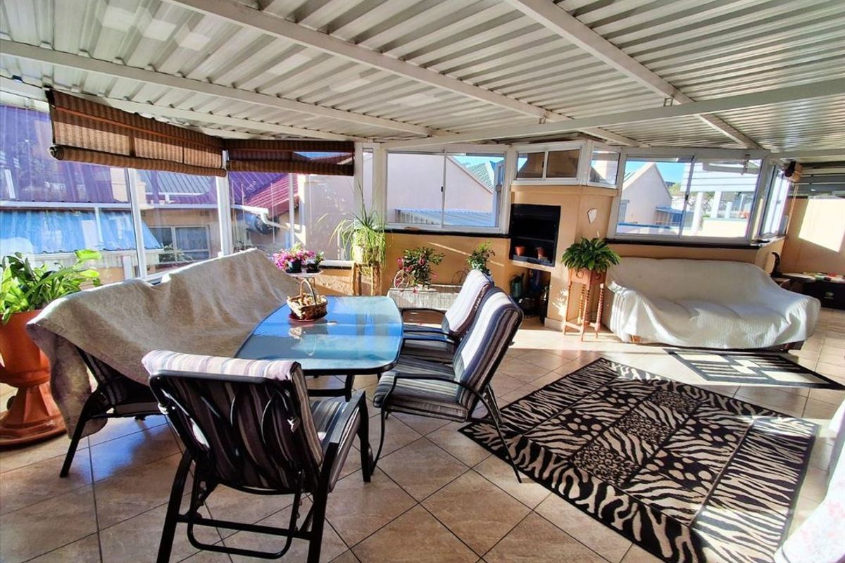 Comfortable Retirement Village Home with Pool - Photo 2