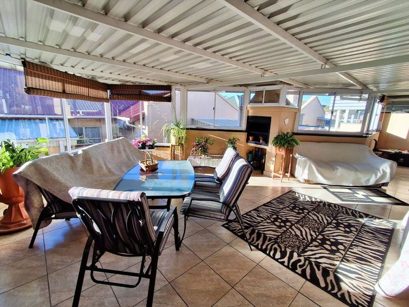 Comfortable Retirement Village Home with Pool - Photo 2
