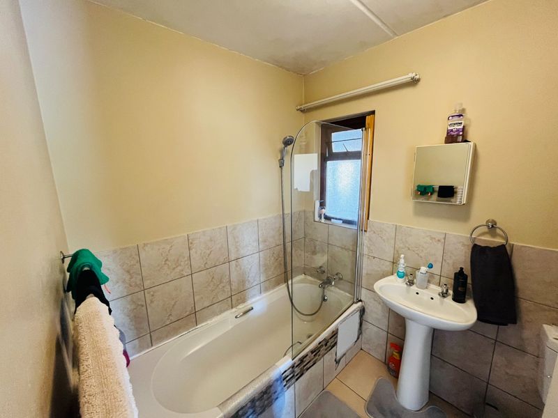 One apartment  for sale in  Noordwyk, Midrand call  us Now!! - Photo 7