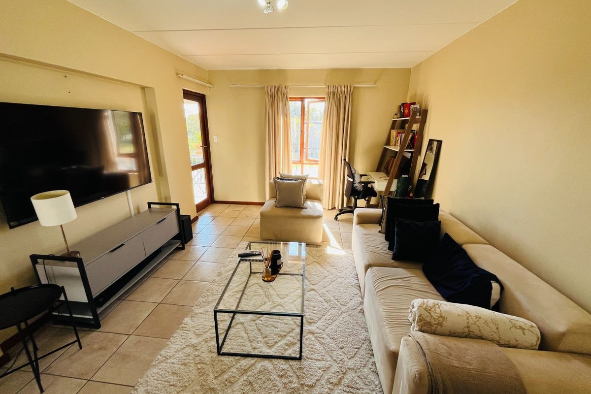 One apartment  for sale in  Noordwyk, Midrand call  us Now!! - Photo 2