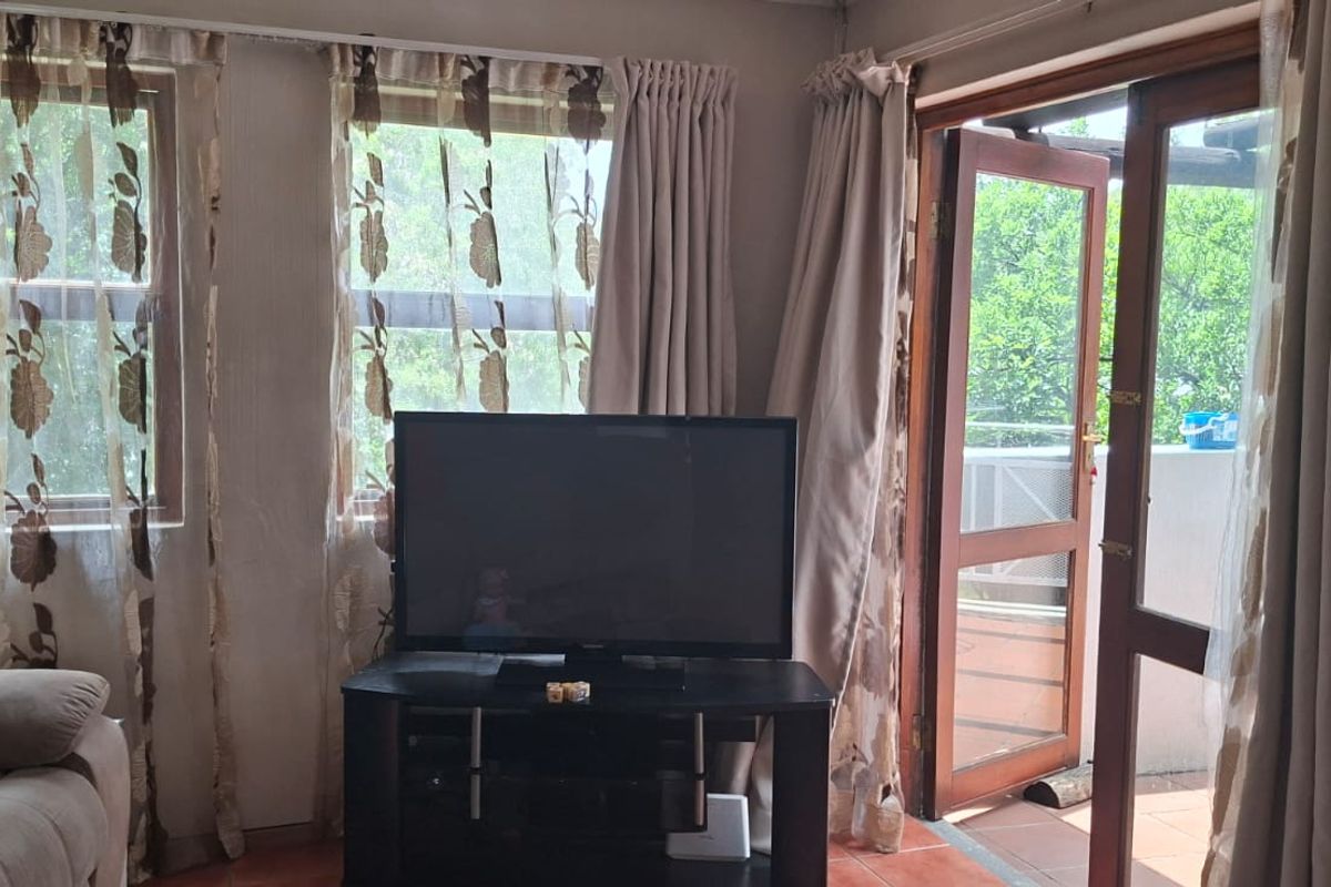 Modern One-Bedroom Apartment in a sought after well maintained secure complex - Photo 5