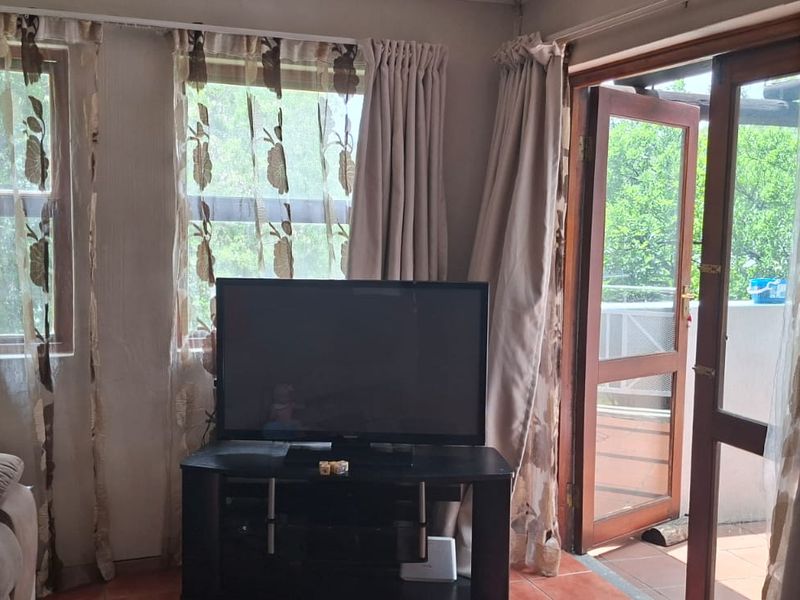 Modern One-Bedroom Apartment in a sought after well maintained secure complex - Photo 5