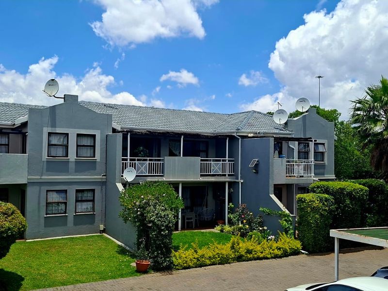 Modern One-Bedroom Apartment in a sought after well maintained secure complex - Photo 1