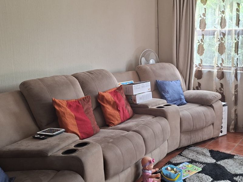 Modern One-Bedroom Apartment in a sought after well maintained secure complex - Photo 6