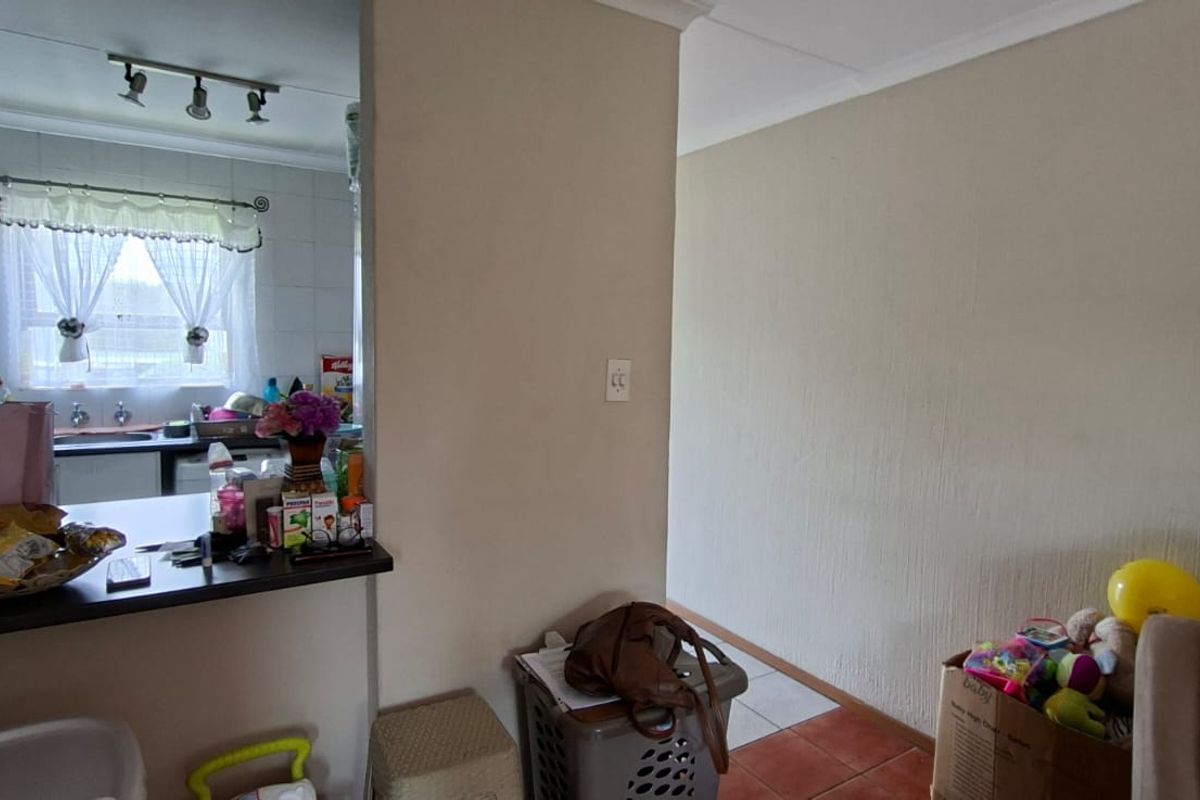 Modern One-Bedroom Apartment in a sought after well maintained secure complex - Photo 3