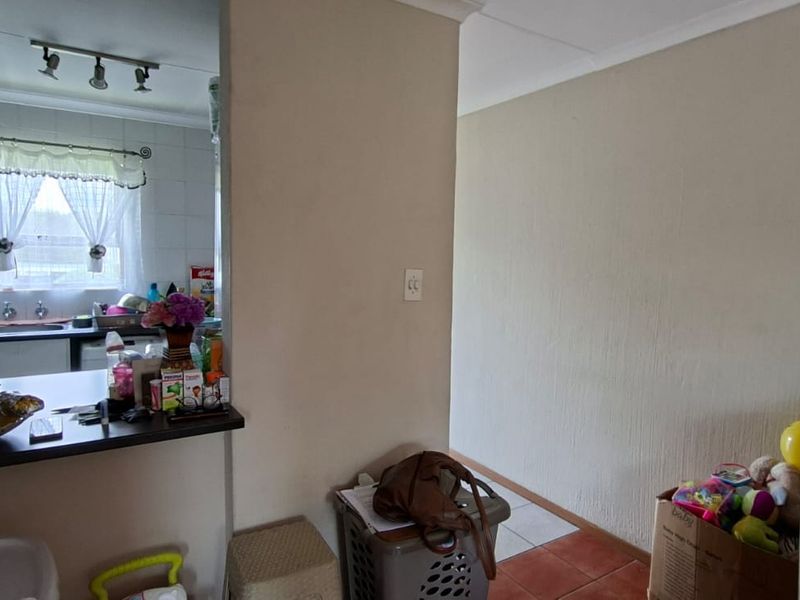 Modern One-Bedroom Apartment in a sought after well maintained secure complex - Photo 3