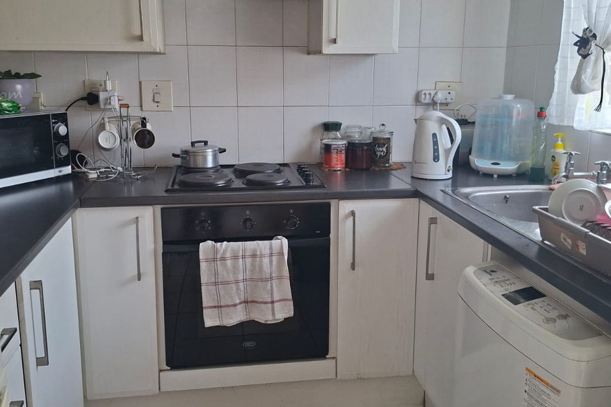 Modern One-Bedroom Apartment in a sought after well maintained secure complex - Photo 4