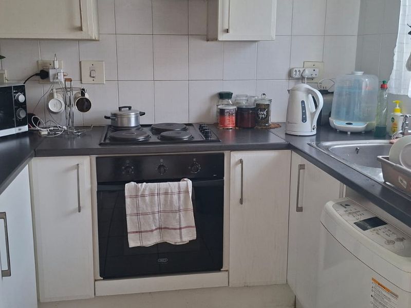 Modern One-Bedroom Apartment in a sought after well maintained secure complex - Photo 4