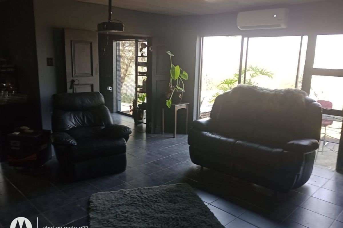 Charming Vaaloewer Home with potential flatlet - Photo 4