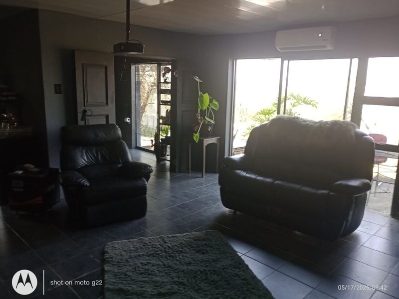 Charming Vaaloewer Home with potential flatlet - Photo 4