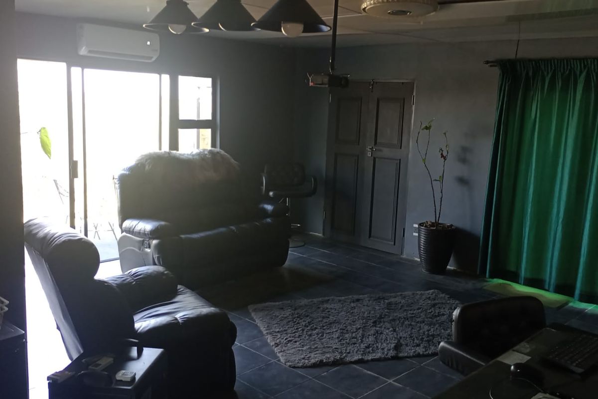 Charming Vaaloewer Home with potential flatlet - Photo 5