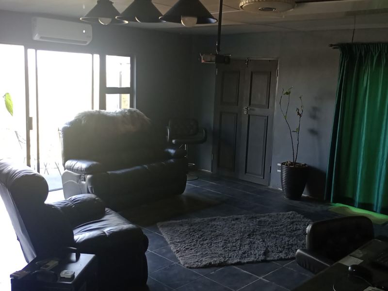 Charming Vaaloewer Home with potential flatlet - Photo 5