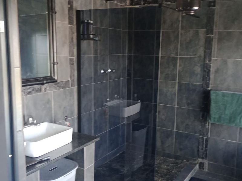 Charming Vaaloewer Home with potential flatlet - Photo 6