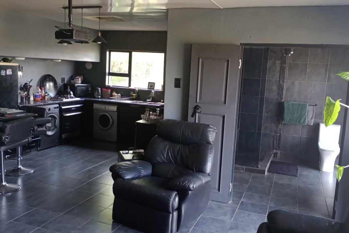 Charming Vaaloewer Home with potential flatlet - Photo 3
