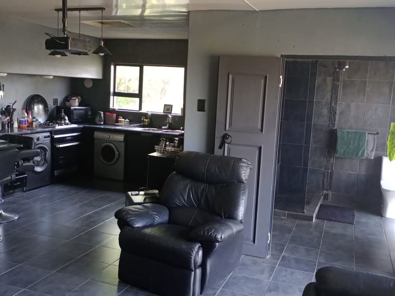 Charming Vaaloewer Home with potential flatlet - Photo 3