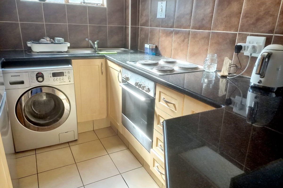 Modern  2 Bedroom apartment in Essenwood  - Photo 3