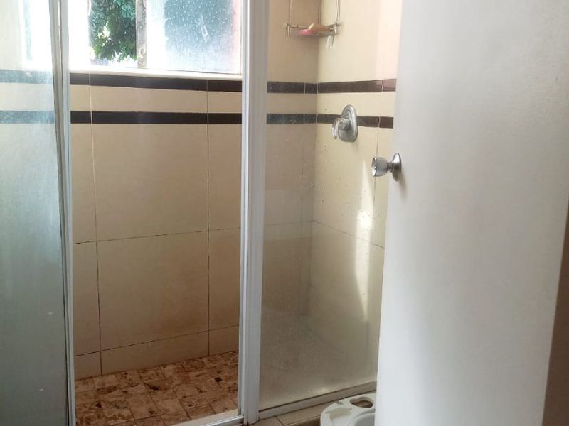 Modern  2 Bedroom apartment in Essenwood  - Photo 8