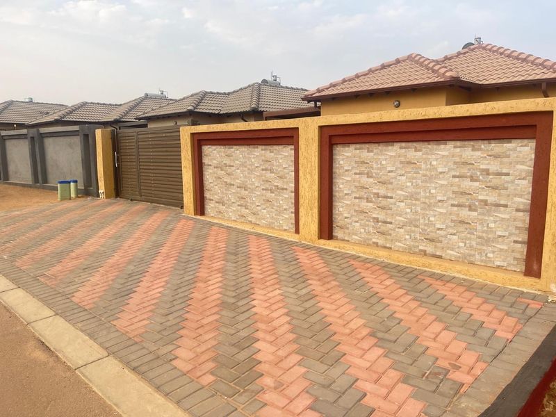 Sunny 3BR Townhouse in Soshanguve East - Photo 8